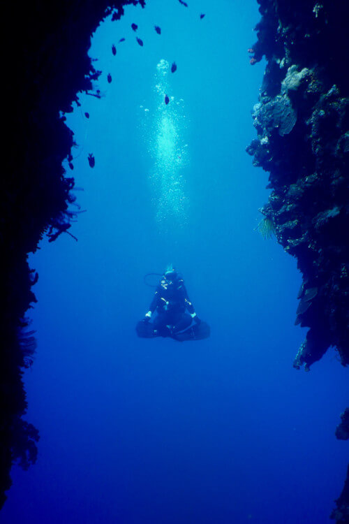 plongeuse immergée en position de lotus